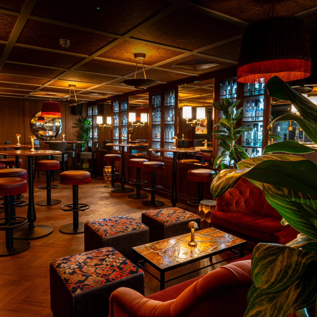 Bar rea seating in Hovarda Canary Wharf