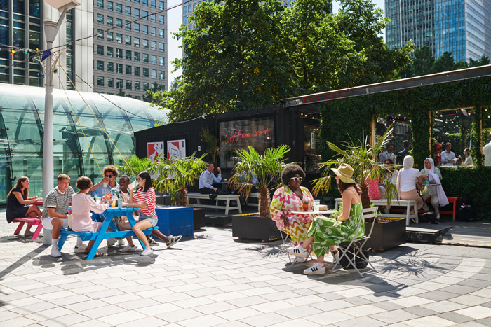 People leisurely enjoying an afternoon in canary wharf