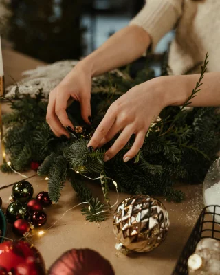 making christmas wreath