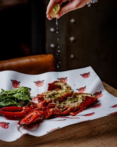 lobster and lemon squeezing